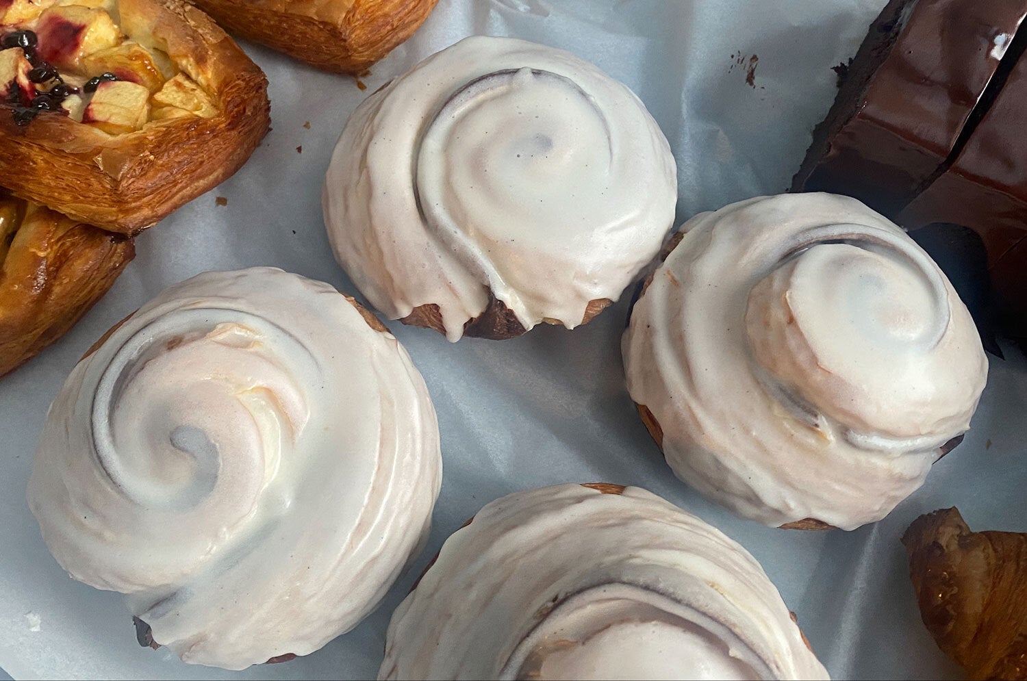 4 Pack Tin Of Laminated Brioche Cinnamon Rolls With Cream Flat Icing